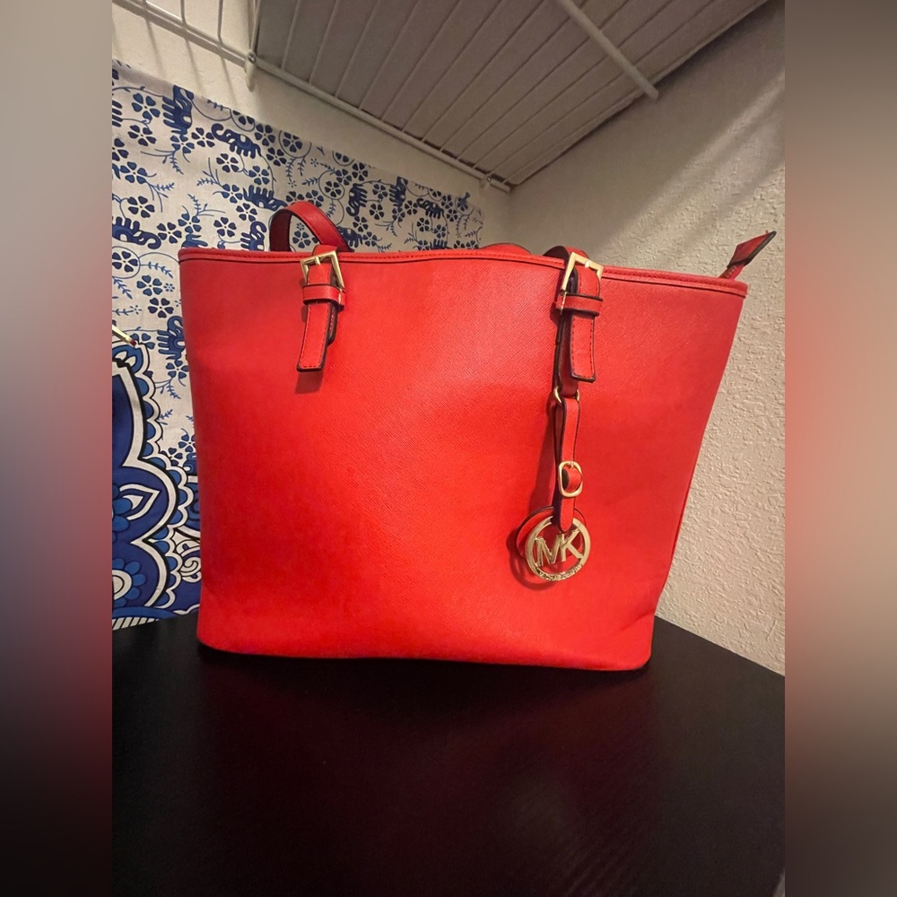 Michael Kors big purse red - different slots